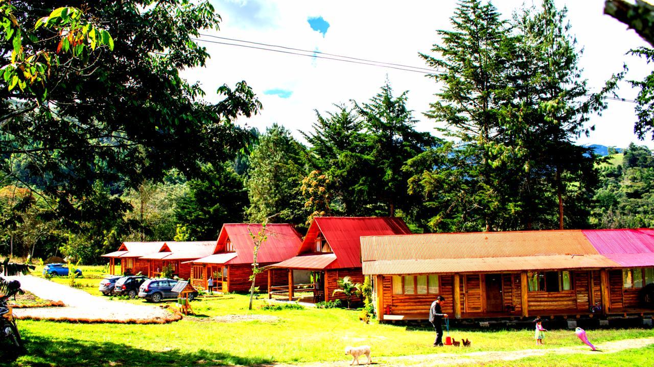 Hassinger Ranch Cabanas Oxapampa Buitenkant foto
